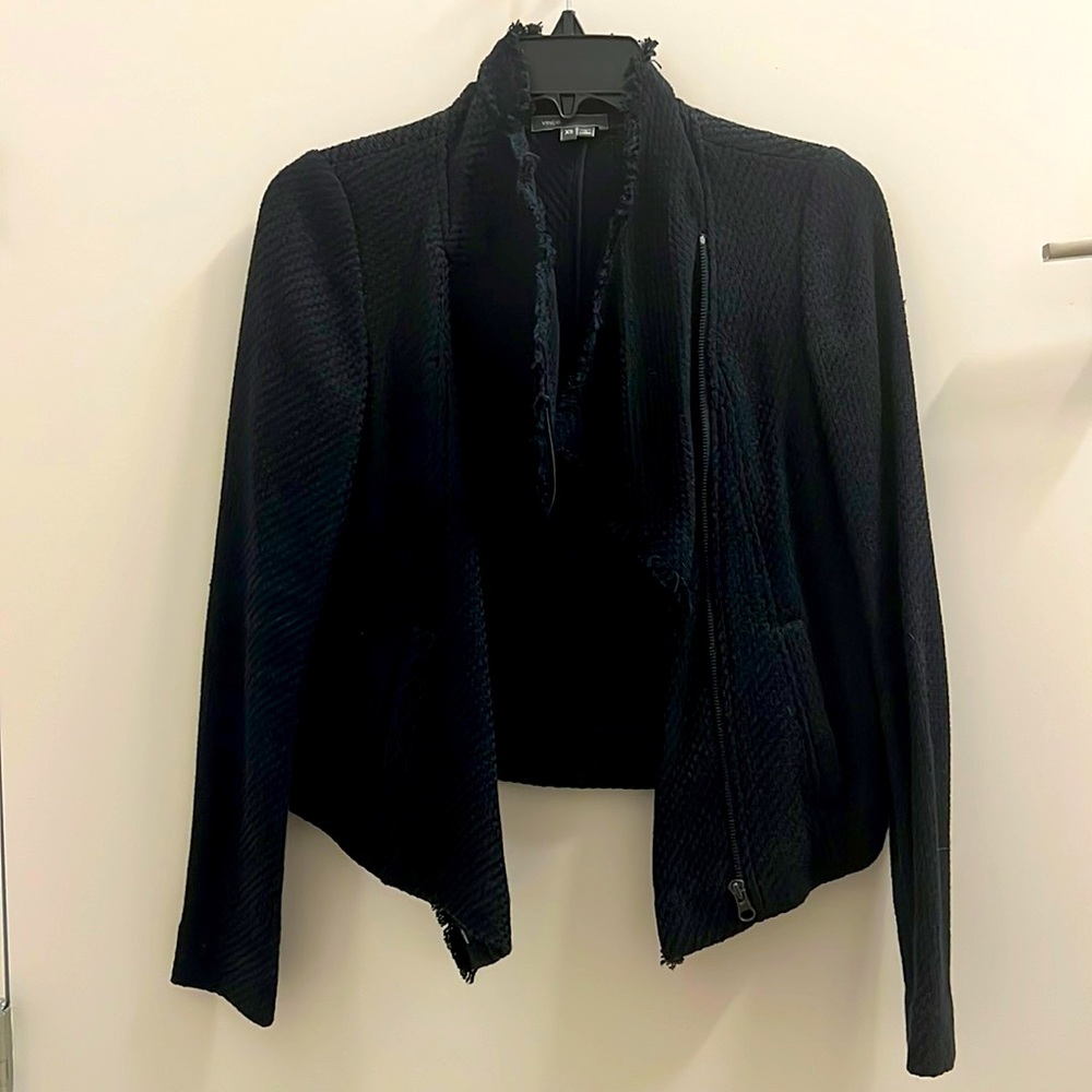 Vince XS jacket with asymmetric zipper. Navy.